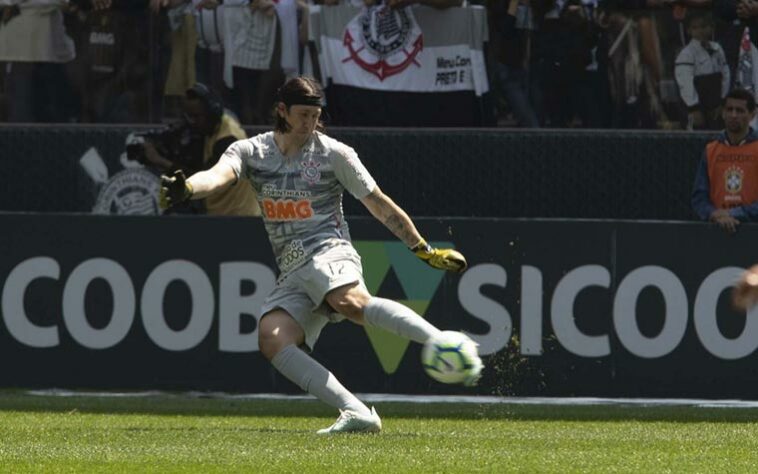 CÁSSIO - Corinthians (C$ 8,35) - Com quatro jogos seguidos sem sofrer gol, o Timão é a equipe em melhor momento defensivo. Atuando em casa contra um Goiás que só marcou um gol nas últimas três partidas que disputou, tem potencial para uma boa pontuação na partida desta segunda na NeoQuimica Arena.