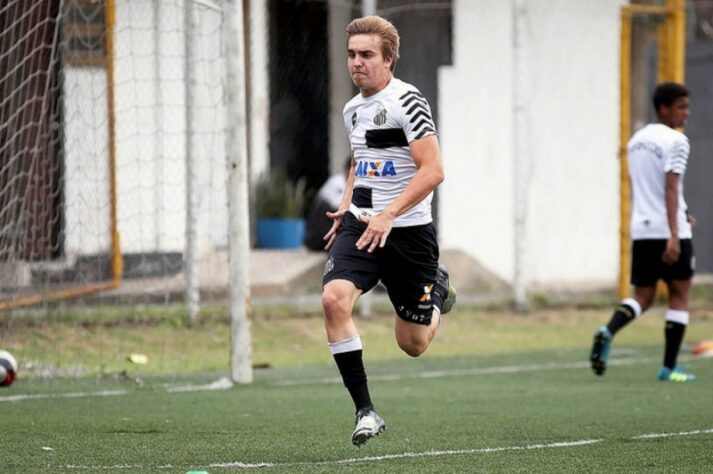 ESQUENTOU - O zagueiro Gustavo Cipriano pode ser mais um jogador oriundo da base do Santos a deixar o clube gratuitamente. Aos 19 anos, o atleta é alvo do futebol italiano, tendo recebido propostas de equipes como Lazio e Monza. O defensor tem contrato com o Peixe até 31 de abril de 2021, podendo assinar pré-contrato com outra agremiação a partir de 31 de outubro deste ano, daqui a menos de dois meses.