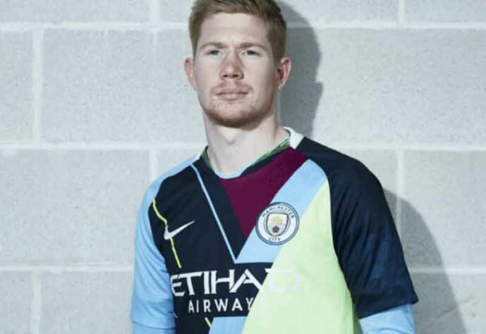 O Manchester City já lançou uma camisa com a união dos três uniformes da temporada, mas ficou bastante confusa e não deu certo.