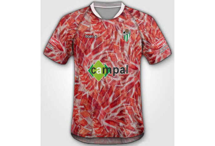 O Deportivo Guijuelo, da Espanha, usou uma camisa com estampa de presunto em homenagem ao patrocinador, em 2016.