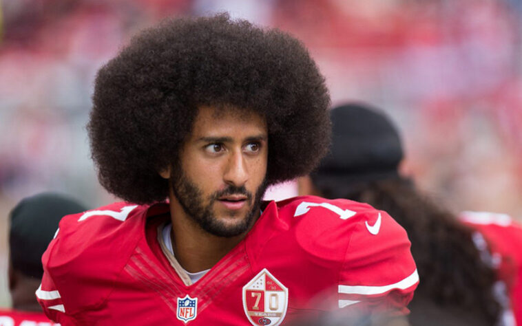 Percursor dos protestos contra o racismo nos Estados Unidos, Colin Kaepernick chocou o mundo ao se ajoelhar durante o hino quando atuava pelo San Francisco 49ers, da NFL. Ele foi jubilado da liga e rejeitado por franquias, mas se tornou um exemplo na luta contra o racismo no esporte.