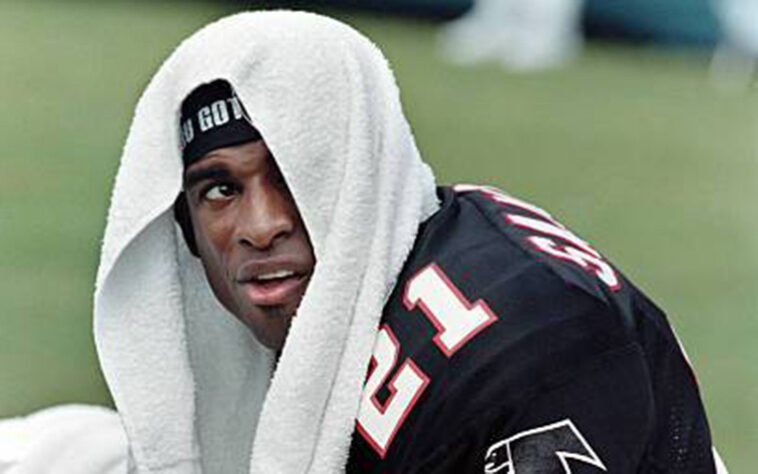 Deion Sanders fez carreira no futebol americano e atuou como cornerback na NFL, mas também jogou beisebol na Major League Baseball como outfielder.