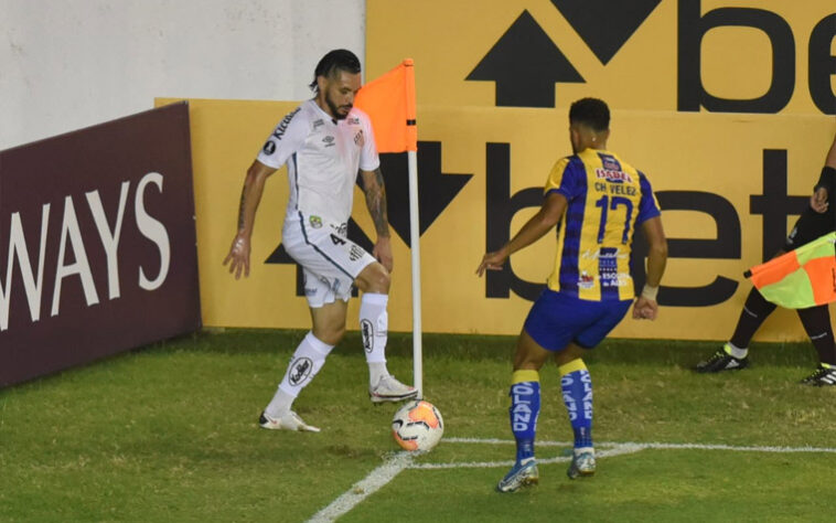 FECHADO - O Santos anunciou a renovação contratual do lateral-direito Pará. O vínculo do defensor se encerraria no fim desta temporada e foi estendido até dezembro de 2022. 