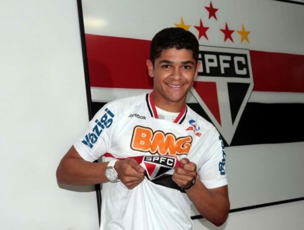 Denilson (volante) - 35 anos atualmente - Mais um jovem que era considerado uma das joias do São Paulo. Foi titular da equipe na temporada 2012 e na campanha do título da Sul-Americana. Acabou sendo vendido para o Arsenal e teve passagens pelo mundo árabe antes de retornar ao futebol brasileiro, onde teve passagens por Cruzeiro e clubes de menos expressão como Botafogo-SP e Brasil de Pelotas. Atualmente está sem clube.