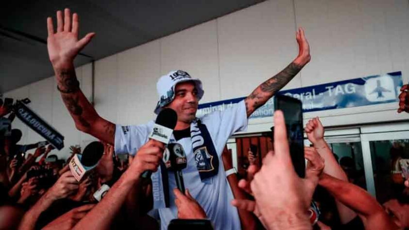 FECHADO - O Atlético-MG e o atacante Diego Tardelli entraram em acordo e haverá uma renovação de contrato até o fim de maio, quando acaba o Campeonato Mineiro. O atual vínculo do atacante do Galo havia se encerrado no domingo, 28 de fevereiro.