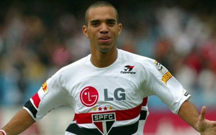 Diego Tardelli: o atacante despontou no cenário nacional pelo São Paulo, em 2004, com o vice-campeonato – ele já havia subido ao profissional.