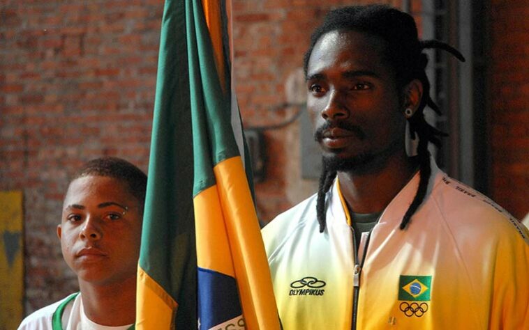 O medalhista de Taekwondo Diogo Silva já relatou diversas vezes situações que passou nas ruas por conta do racismo. Ele diz que essas situações fizeram ele ter sentimentos negativos, como angústia e raiva. Inclusive, ele já replicou a comemoração dos "Panteras Negras" em uma competição e foi punido por isso.