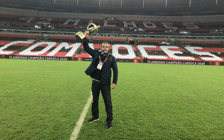 Quando jogadores e técnicos deixavam o gramado após o clássico entre Flamengo e Fluminense rumo ao vestiário, o diretor de relações externas do Flamengo, Cacau Cotta, assumiu o protagonismo da confusão. Desde a arquibancada, ele passou a xingar os tricolores que estavam no túnel, tirando a máscara do rosto para gritar.