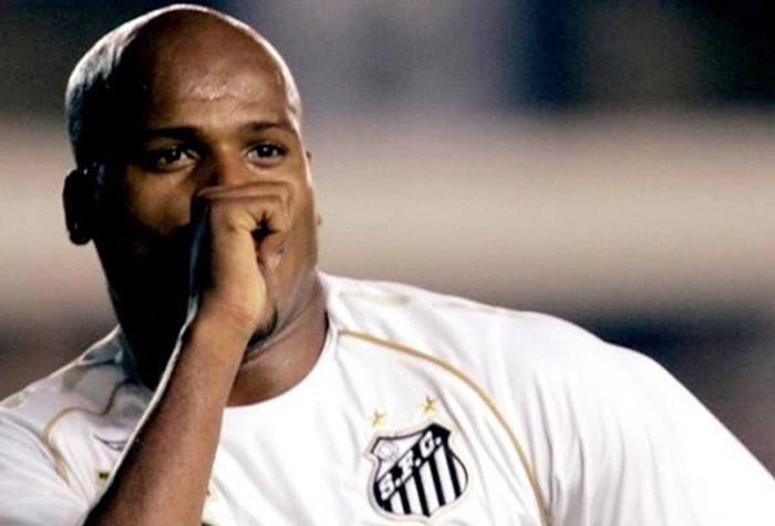 Em 2009, o zagueiro Domingos, envolvido em diversas polêmicas de excesso de força que resultaram em alguma lesão mais séria de um companheiro, quebrou a perna do goleiro Rafael, do Santos, e foi afastado em seguida por Luxemburgo. No lance, o zagueiro quebrou a tíbia e a fíbula da perna direita do arqueiro, sendo punido por uso indevido de força.