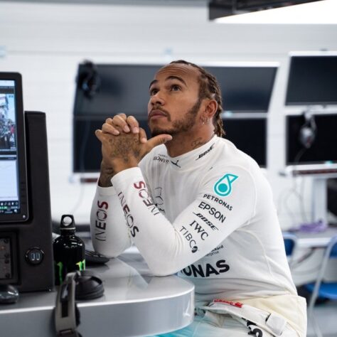 No início do ano, Hamilton criticou a F1 por tentar seguir com o GP da Austrália em meio ao coronavírus. O piloto afirmou que "o dinheiro é rei" 