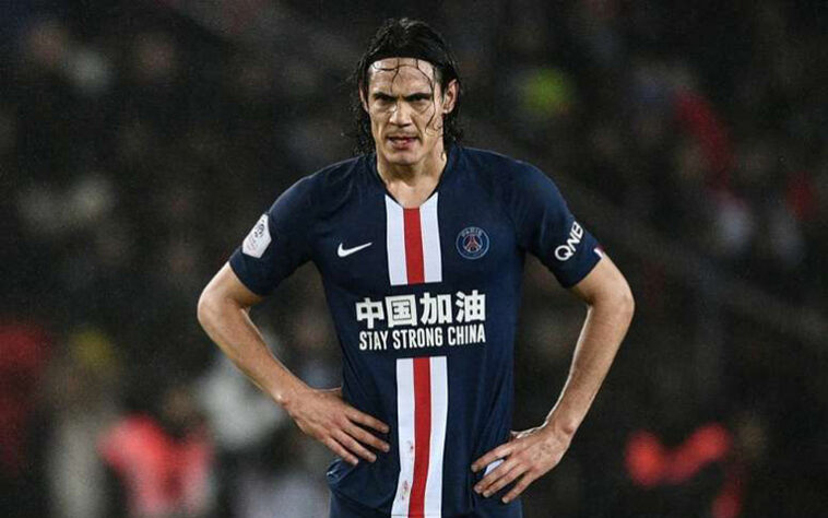 Edinson Cavani (atacante/33 anos) – Com o valor avaliado em cerca de 20 milhões de euros (por volta de 126 milhões de reais), o artilheiro uruguaio está sem clube desde que o seu contrato terminou com o PSG em 01/07/2020. O atacante é o jogador com mais gols na história do clube francês.