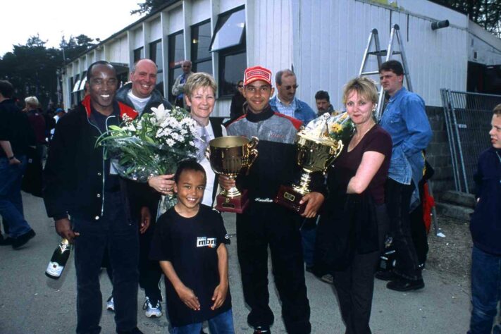 Hamilton tem postado cada vez mais sobre sua jornada no esporte e como sua família trabalhou duro para chegar onde está - o pai, por exemplo, chegou a ter quatro empregos