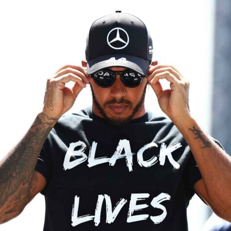 O competidor ainda aproveita para usar uma camiseta com os dizeres Black Lives Matter, importante movimento que tomou o mundo