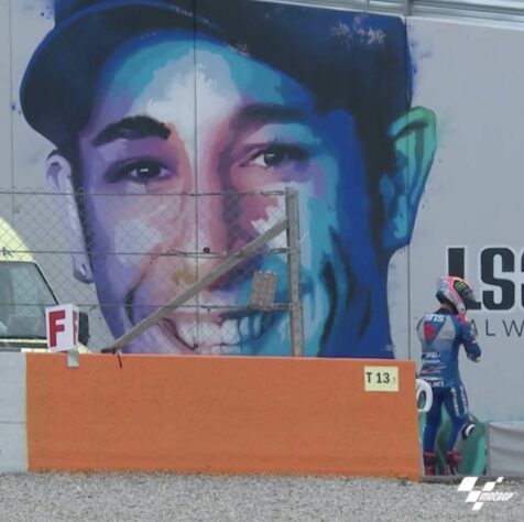 Após a corrida, Rins foi até o painel de Luis Salom, piloto que morreu no circuito em 2016