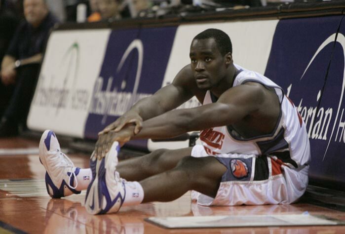 2005 - Emeka Okafor (pivô, Charlotte Bobcats): segunda escolha do Draft de 2004, Okafor angariou médias de 15,1 pontos e 10,9 rebotes em seu ano de estreia.
O pivô sofreu com lesões e teve uma carreira sem muito sucesso nas dez temporadas em que atuou na NBA. Hoje, ele joga na Coreia. 
