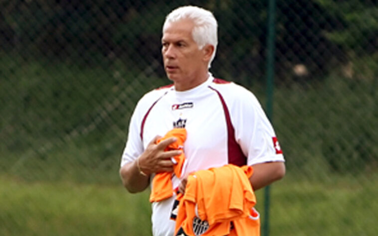 MELOU - Em entrevista ao Uol Esporte, Emerson Leão, ex-técnico do Santos, afirmou ter sido convidado pelo presidente do Peixe, Andres Rueda, para ser o novo executivo de futebol do clube. Só que ele recusou o emprego e, em julho deste ano, o ex-goleiro também negou a proposta.