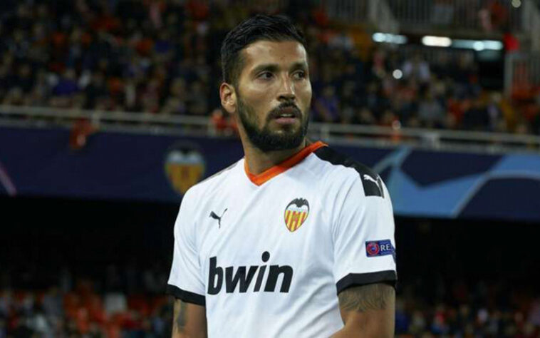 O argentino Ezequiel Garay saiu do Valencia em julho e, desde então, está sem clube. Aos 34 anos, vale 4,8 milhões de euros (R$ 31,7 milhões), já tendo atuado por Zenit, Benfica e Real Madrid.