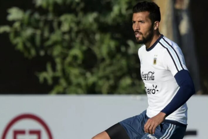 EZEQUIEL GARAY - O zagueiro argentino tem 33 anos e deixou o Valencia. Assim está solto na pista.