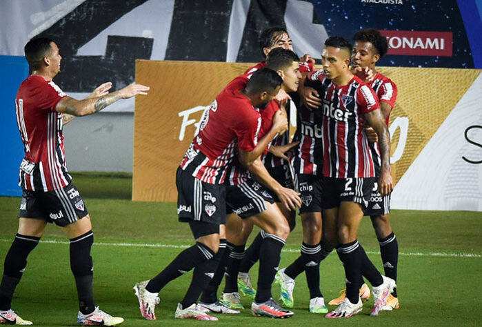 SÃO PAULO: Buscando o título da Copa do Brasil pela primeira vez em sua história, o Tricolor entra na competição por ser uma das equipes que disputam a fase de grupos da Libertadores. A única aparição do São Paulo na final foi em 2000, quando perdeu para o Cruzeiro