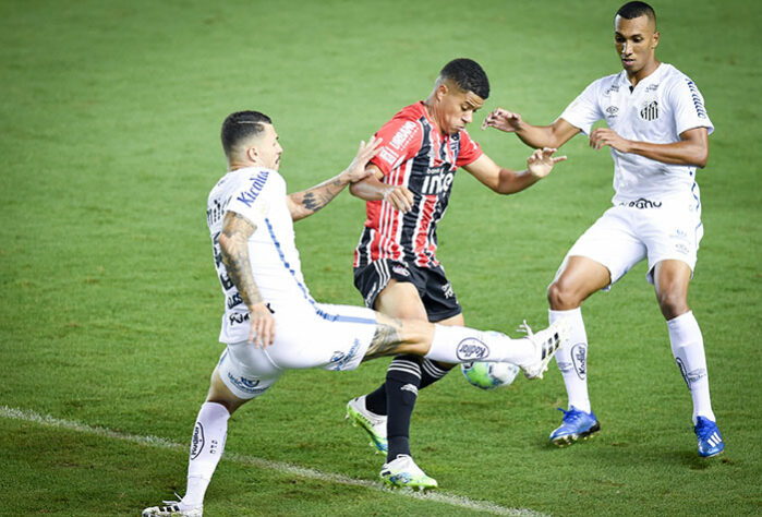 Contra o Santos, no dia 12 do mesmo mês, nova igualdade no placar, mas por 2 a 2, ambos os tentos marcados por Gabriel Sara.