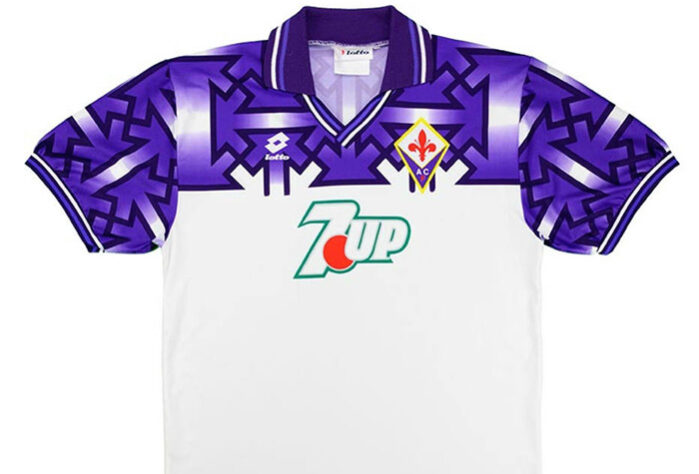 A tradicional Fiorentina, da Itália, acabou lançando uma das camisas mais polêmicas de todos os tempos com uma coleção de suásticas, símbolos do movimento nazista. O clube e a fornecedora de material pediram desculpas e as camisas foram queimadas.