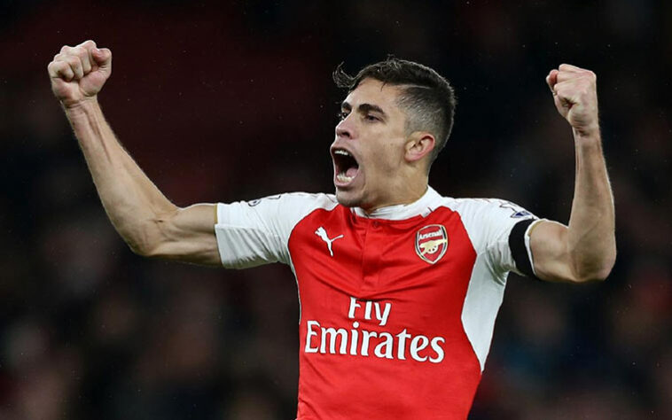 GABRIEL PAULISTA - O zagueiro foi contratado em janeiro de 2015 e ficou no clube até 2017. Gabriel Paulista fez 64 jogos e marcou um gol. Foi campeão da Supercopa da Inglaterra e bicampeão da Copa da Inglaterra.