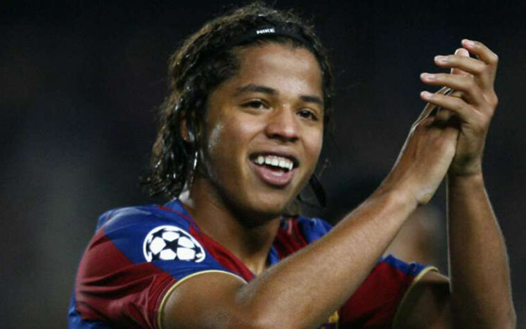 Giovanni dos Santos: Comparado a Ronaldinho Gaúcho quando surgiu no Barcelona, o mexicano não foi nem sombra do brasileiro. Seu melhor momento foi no Villarreal, também da Espanha. Depois passou por Los Angeles Galaxy, dos Estados Unidos, e hoje defende o América, do México.