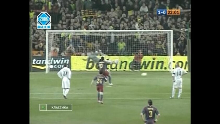 Gol de pênalti contra o Real Madrid - No Campeonato Espanhol 2005/2006, Barcelona e Real Madrid empataram em 1 a 1 e Ronaldinho abriu o placar em bela cobrança de pênalti.