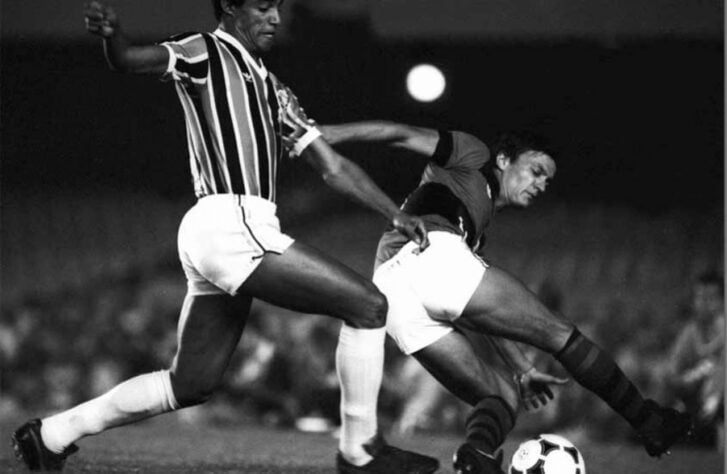 Copa Libertadores 1984 - Grêmio x Flamengo: nos mesmos moldes de 77, a edição de 84 viu Flamengo, Grêmio e Universidad de Los Andes, da Venezuela, no mesmo grupo no triangular da semifinal.