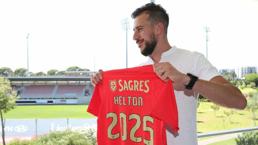 Considerado o melhor goleiro de várias rodadas do Campeonato Português na temporada passada, Helton Leite chega ao Benfica após se destacar pelo Boavista. O jogador, que tem passagem pelo Botafogo, é filho do ex-goleiro João Leite.