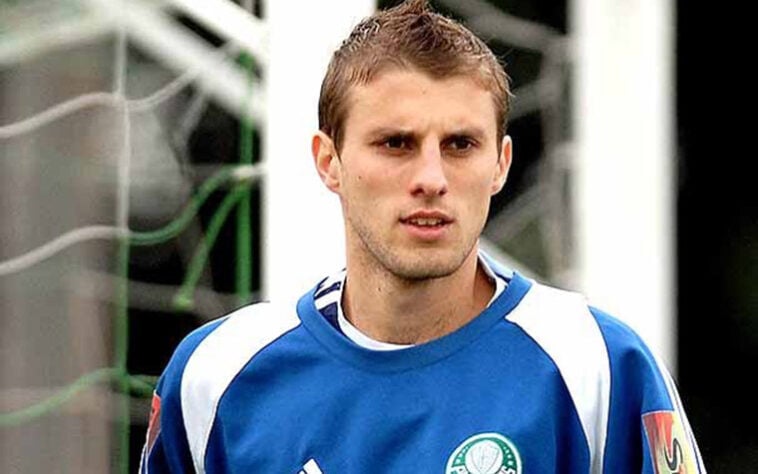 Henrique foi contratado pelo Barça em 2008, mas logo que chegou foi emprestado ao Bayer Leverkusen. Depois, foi emprestado ao Racing Santander. Após esse período na Europa, retornou ao futebol brasileiro, em 2011, para atuar no Palmeiras.