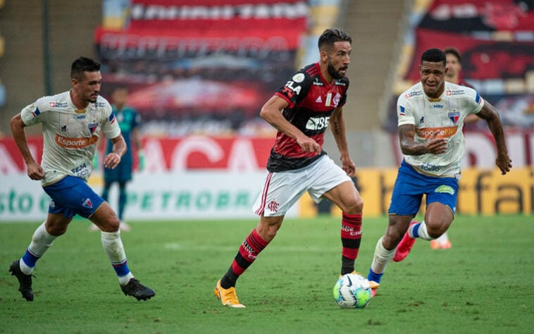 Mauricio Isla (lateral-direito) - Ex-Flamengo, o chileno está livre no mercado após sair da Universidad Católica.