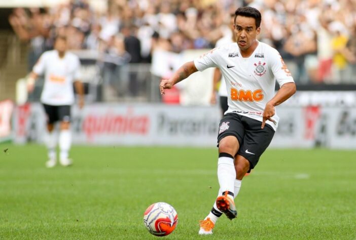 Jadson (foto) - Pato / São Paulo - Corinthians - Representando o futebol brasileiro, uma troca entre os clubes paulistas. Em 2014, Jadson, sem oportunidades no São Paulo, foi vendido para o Corinthians enquanto Pato assinou um contrato de empréstimo por 2 anos. Atualmente, Pato está sem clube e Jadson está no Athletico.