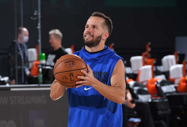 J.J. Barea está de saída do Mavs? – Campeão pelo Dallas Mavericks, o armador porto-riquenho não está satisfeito na equipe. Ele revelou, em entrevista a um jornal de seu país natal, que quer mais minutos para jogar e priorizaria ficar na NBA. Três times espanhóis monitoram a situação também.