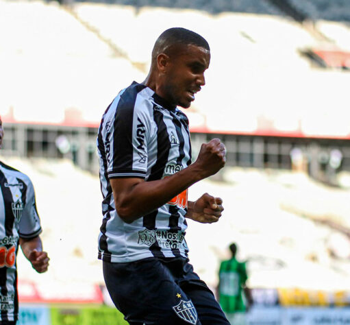 FECHADO: O Atlético-MG anunciou a ampliação do contrato do volante Jair, de 26 anos, que chegou ao clube em 2019 e tinha vínculo até 2022. O Galo prorrogou sua permanência até o fim de 2023.