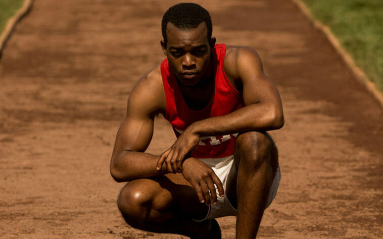 Jesse Owens foi um grande símbolo da luta contra o racismo e por direitos iguais no esporte. Quando o mundo era assolado pelos efeitos do nazismo em 1936, o atleta negro foi à Berlim e conquistou o Ouro na frente de Adolf Hitler.