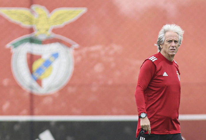 O treinador Jorge Jesus participou de um programa na TV portuguesa e se emocionou ao ouvir uma música. O 'Mister' revelou que a canção lhe acompanhou e lhe motivou durante seus primeiros dias no Flamengo para matar a saudade dos familiares e amigos.