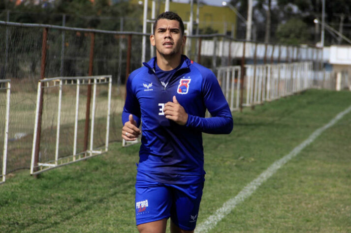 JHONY DOUGLAS (Paraná) - O volante do Paraná também chama atenção por fazer bem a transição entre a defesa e o ataque.