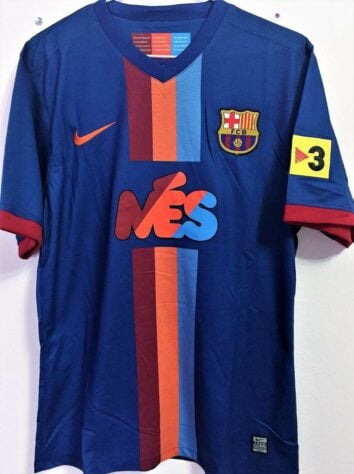 Camisa Barcelona Joan Gamper 2009 - No jogo que abre a temporada do clube, o Barcelona usou uma camisa diferente contra o Manchester City. O uniforme, no entanto, não foi mais utilizado no ano.