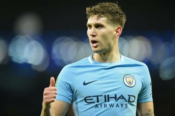 ESQUENTOU - O Manchester City deve abrir conversas com o zagueiro John Stones com o objetivo de renovar o contrato do defensor, segundo o “The Times”. Pep Guardiola deseja manter o atleta após boas atuações nesta temporada ao lado de Rúben Dias. Stones tem contrato com o City até 2022.