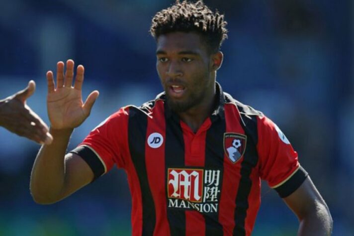 O inglês Jordon Ibe deixou o Bournemouth da Inglaterra e se transformou em uma das boas opções do mercado. Tem 24 anos. Além disso é alvo de gigantes. Entretanto não definiu seu futuro.