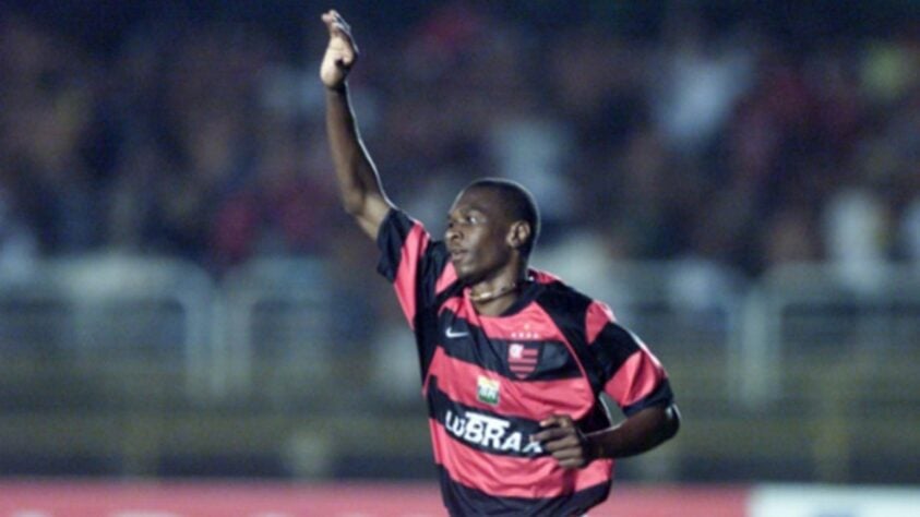 Juan - O zagueiro foi revelado no Flamengo, depois, brilhou no Bayer Leverkussen e Roma. Quando voltou ao Brasil, foi para o Internacional antes de encerrar sua carreira no Rubro-Negro.