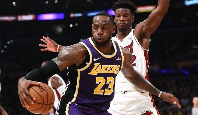 Miami Heat e Los Angeles Lakers farão uma final inédita na NBA. Apesar de ter conquistado apenas a quinta melhor campanha na conferência Leste, o time da Flórida teve a maior evolução na pós-temporada, mesmo com um elenco jovem. Já a tradicional equipe de Los Angeles chega para tentar confirmar o favoritismo e alcançar o 17º título da história da franquia. (Por Jumper Brasil)