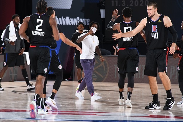 Los Angeles Clippers e Denver Nuggets iniciam a disputa da primeira das semifinais da conferência Oeste nessa sexta-feira. A equipe do Colorado chega motivada após uma virada improvável na primeira rodada dos playoffs, mas os angelinos tiveram melhor recorde na temporada e são favoritos na série. 