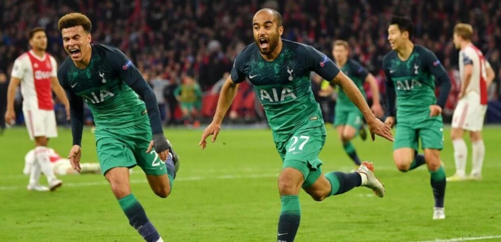 Hoje no Tottenham, Lucas Moura era conhecido como Marcelinho, no início da carreira, no São Paulo. A comparação com o ídolo corintiano começou por ele ter feito parte da escolinha do ex-jogador Marcelinho Carioca