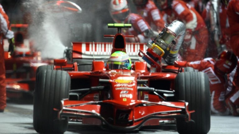 No GP de Singapura de 2008, Massa protagonizou uma das cenas mais memoráveis da F1: a mangueira pendurada ao sair do pit-stop