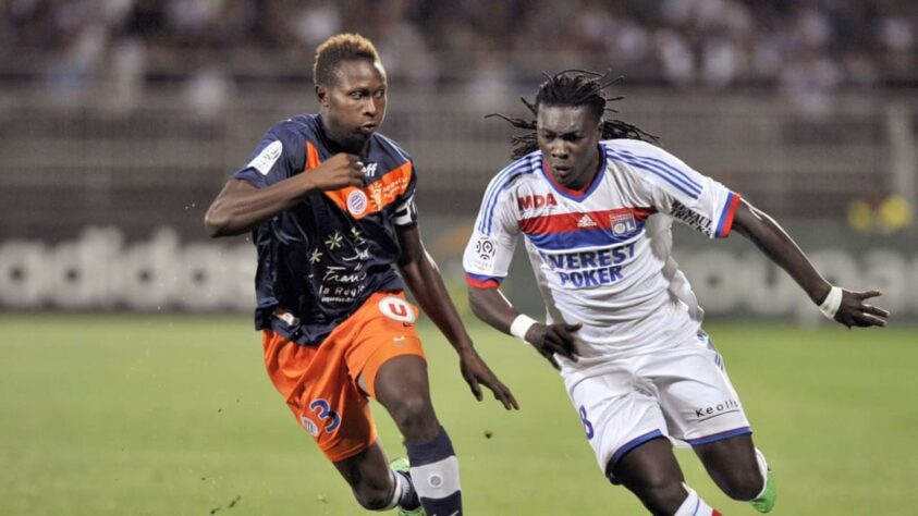 MAPOU YANGA-MBIWA - O zagueiro africano de 31 anos deixou o Lyon da França.