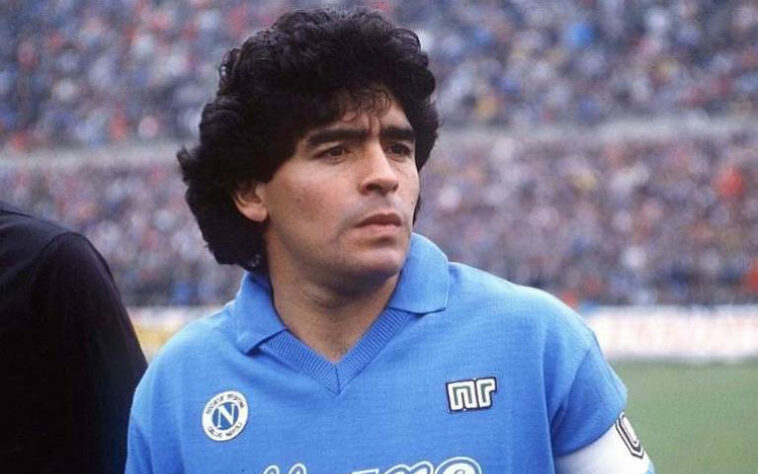 Gianinna Maradona, filha de Diego Armando Maradona, fez uma homenagem ao pai em sua rede social ao mostrar a foto de um portão com um desenho da lenda: "Me encontrar com ele pela cidade"