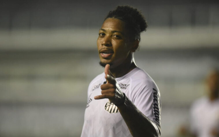 MARINHO - Santos (C$ 24,27) - Um dos melhores jogadores do Cartola na atualidade, é presença constante nos nossos times, graças à sua regularidade sem gol ou assistência (vide os 5 pontos desta forma na última rodada) e também por participar da maioria dos tentos do Peixe. Pode balançar as redes e pontuar muito bem diante do Athletico, mesmo na Arena Da Baixada.