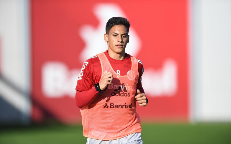 FECHADO - O Vasco fechou a contratação do meio-campista Sarrafiore, que pertence ao Internacional. O vínculo do atleta de 23 anos será válido até o fim desta temporada.